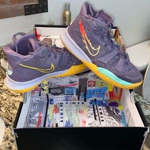 Nike Kyrie VII (GS) size 6.5 Y, basketball shoes with box.